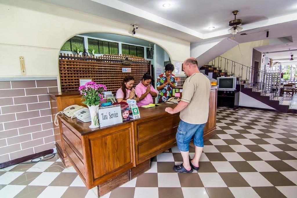 Sutus Court 2 Hotell Pattaya Exteriör bild
