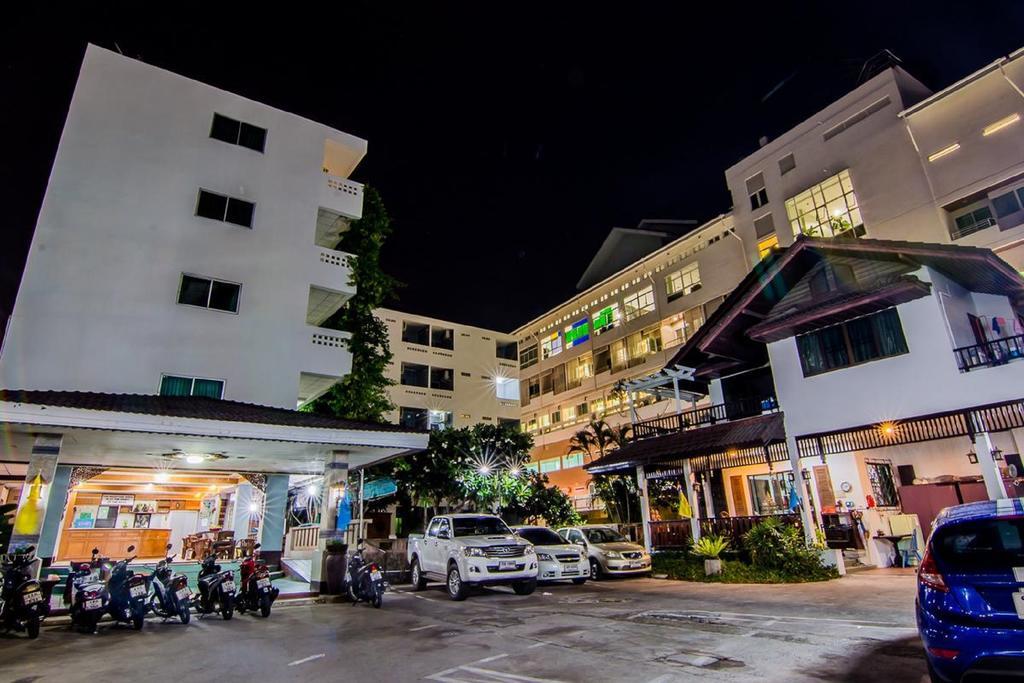 Sutus Court 2 Hotell Pattaya Exteriör bild