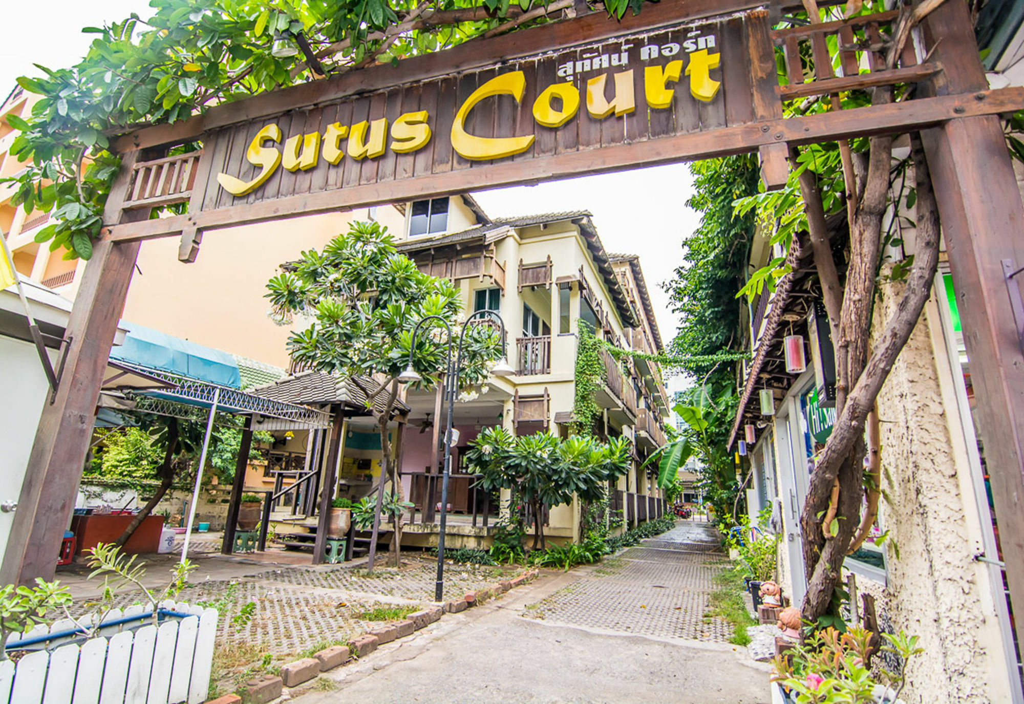 Sutus Court 2 Hotell Pattaya Exteriör bild