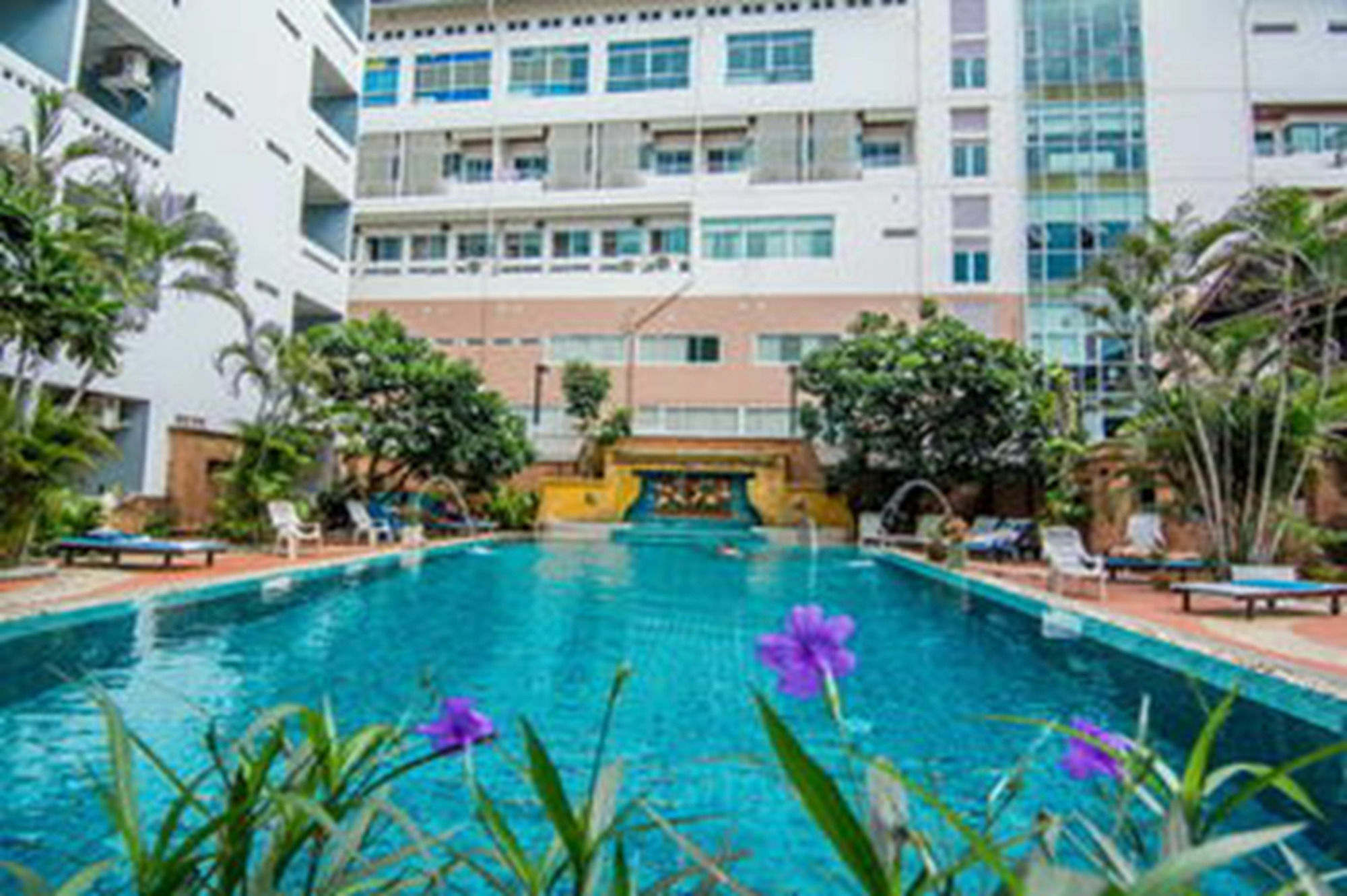 Sutus Court 2 Hotell Pattaya Exteriör bild