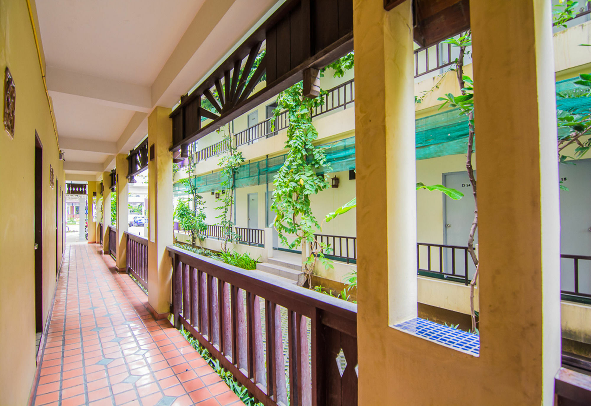 Sutus Court 2 Hotell Pattaya Exteriör bild