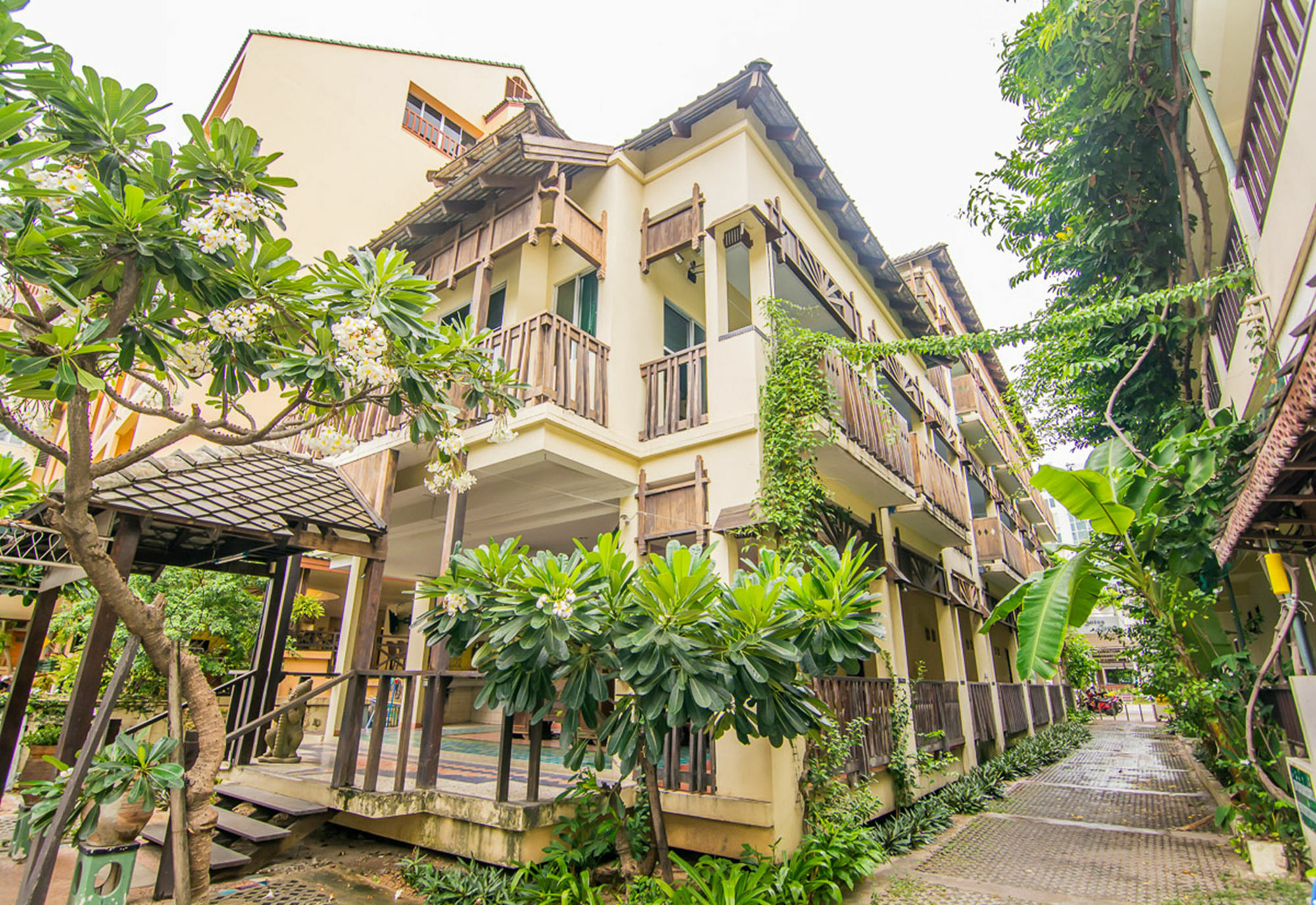 Sutus Court 2 Hotell Pattaya Exteriör bild