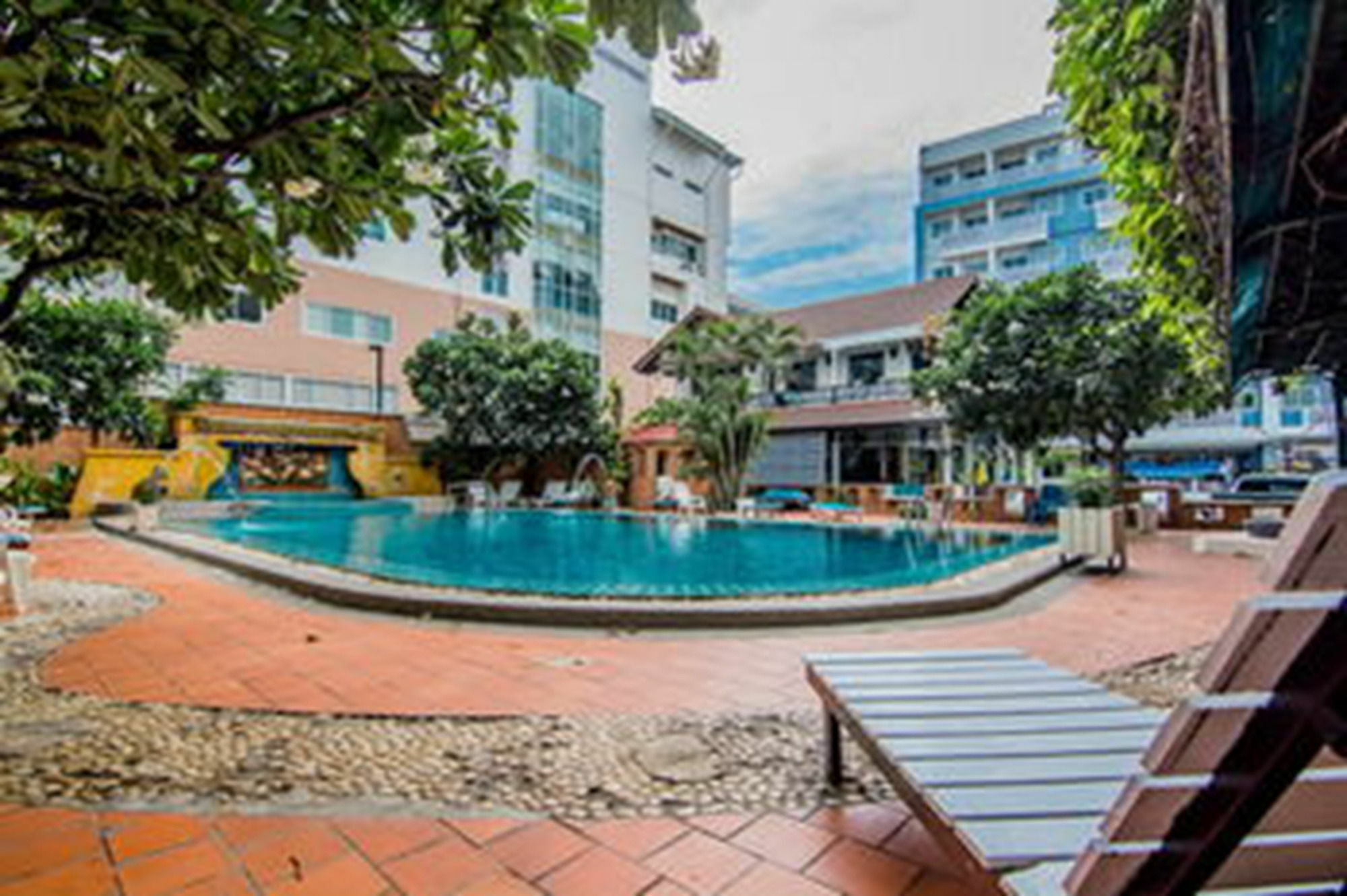 Sutus Court 2 Hotell Pattaya Exteriör bild