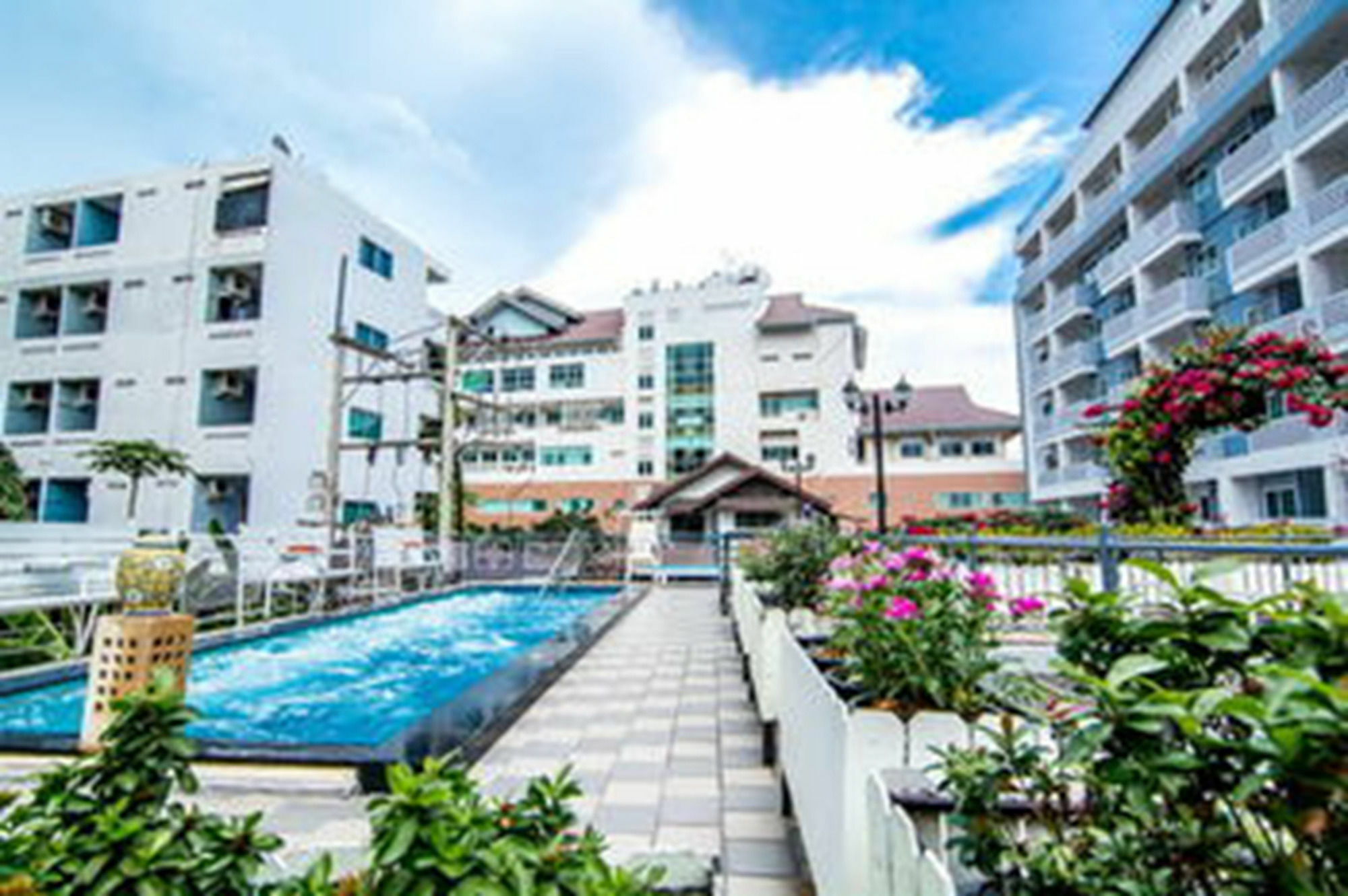Sutus Court 2 Hotell Pattaya Exteriör bild