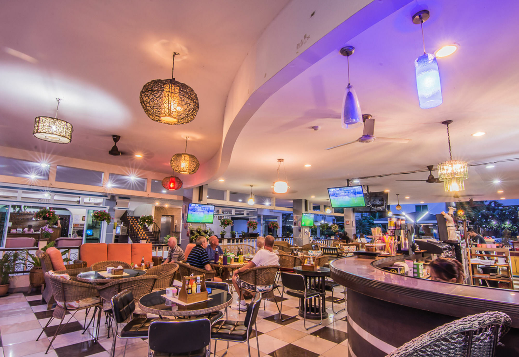 Sutus Court 2 Hotell Pattaya Exteriör bild