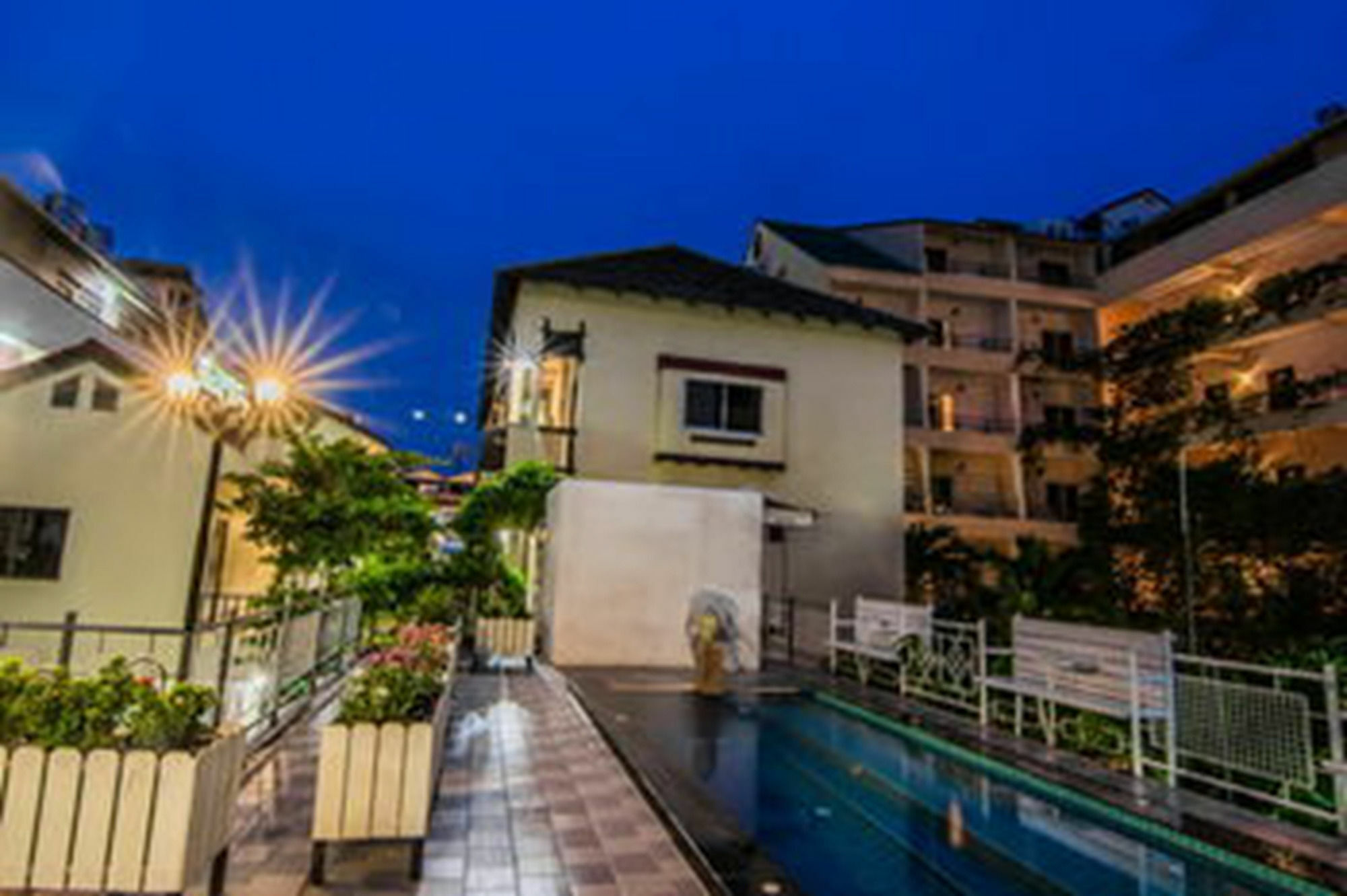 Sutus Court 2 Hotell Pattaya Exteriör bild